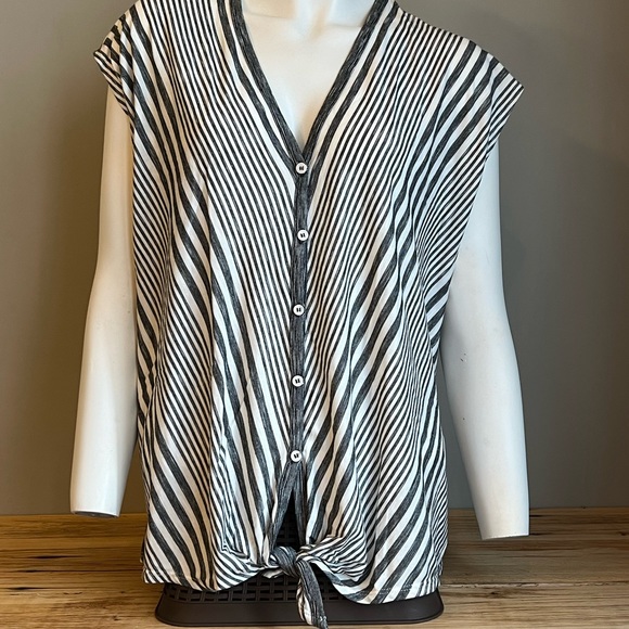 NWT Max Studio sleeveless button down top size medium - Picture 2 of 7